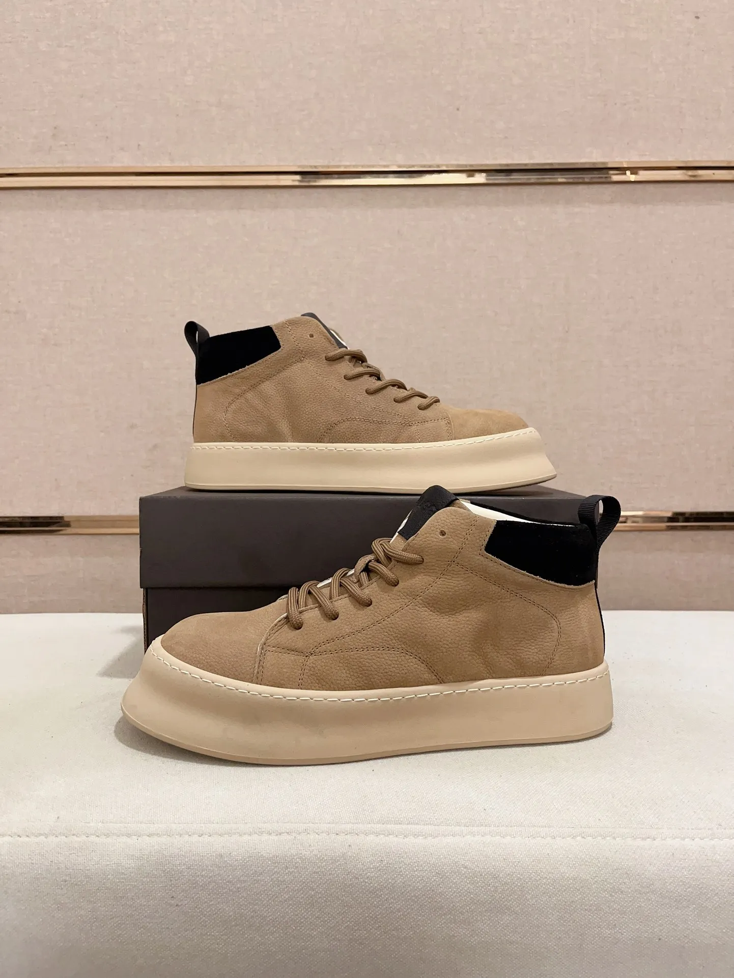 Factory price: 740💰North American men's shoes Ugg ☃️In the special sale of new high-quality men's shoes snow boots in autumn and winter, the nemesis of extreme cold weather! Made of cowhide leather, merino wool lining, and original outsole, whether driving, outdoor or daily wear, there is always one that suits you! Code number 39-44